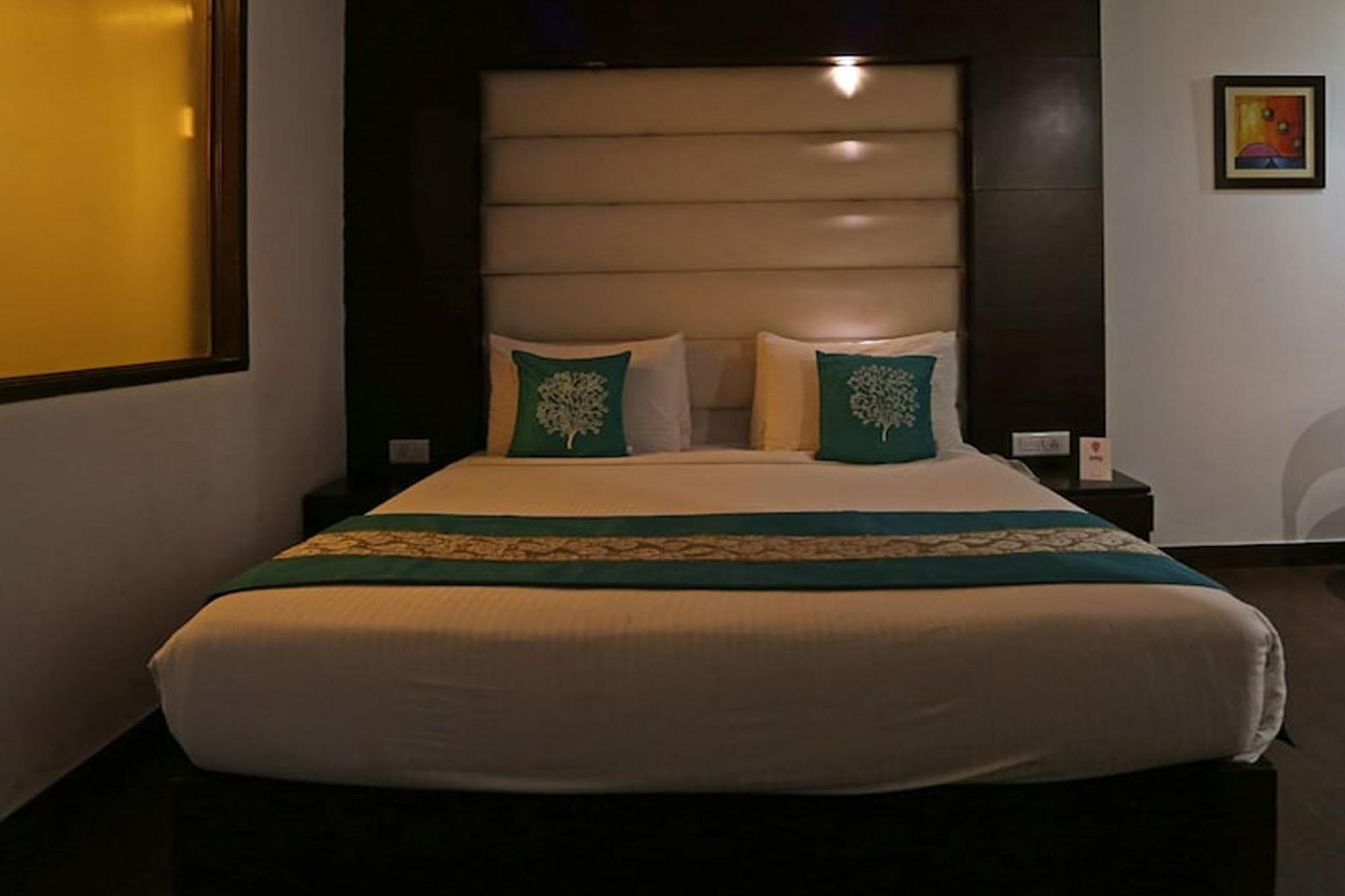 B - Llions Old Delhi Gurgaon Rd Hotel