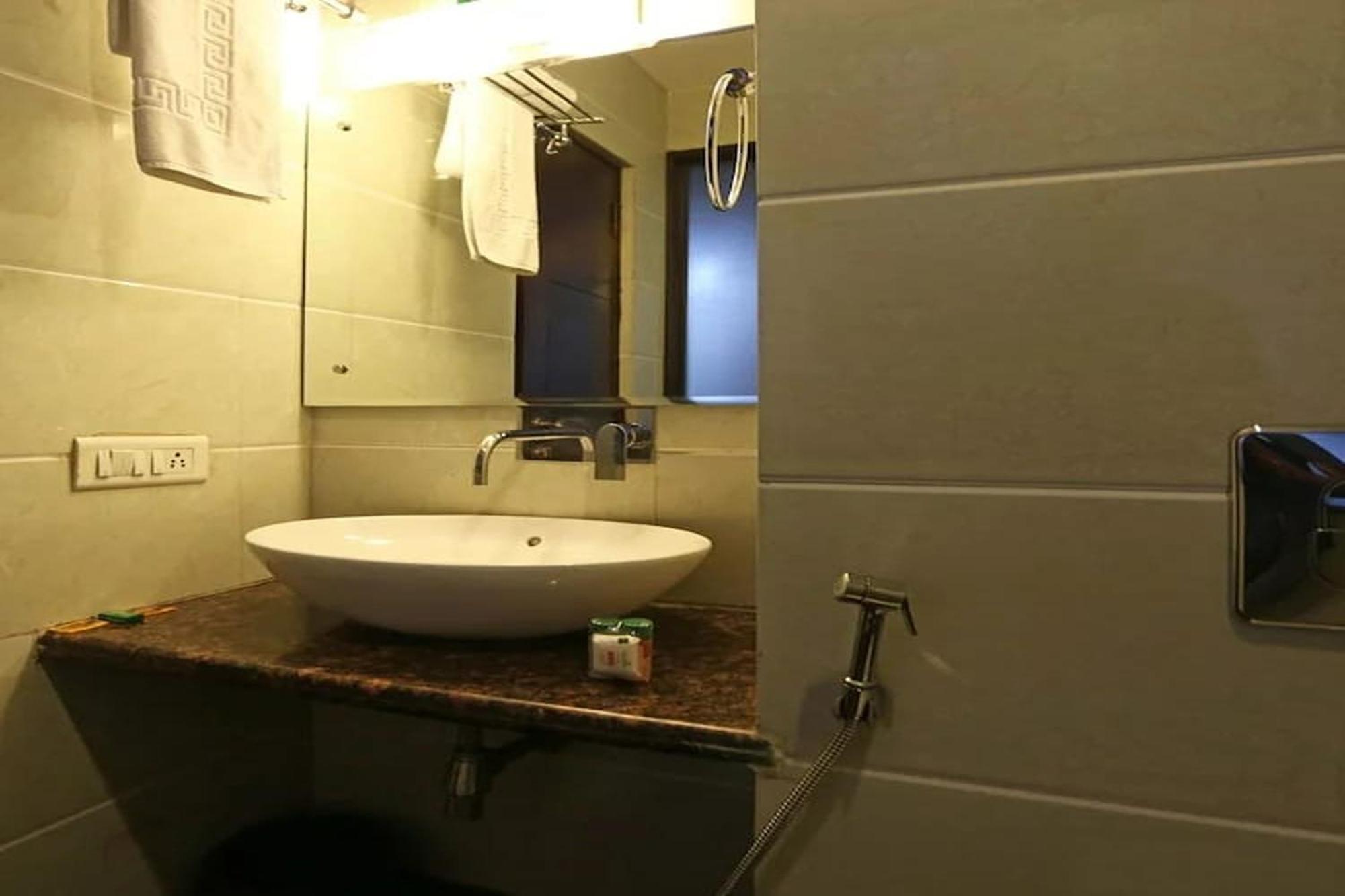 B - Llions Old Delhi Gurgaon Rd Hotel